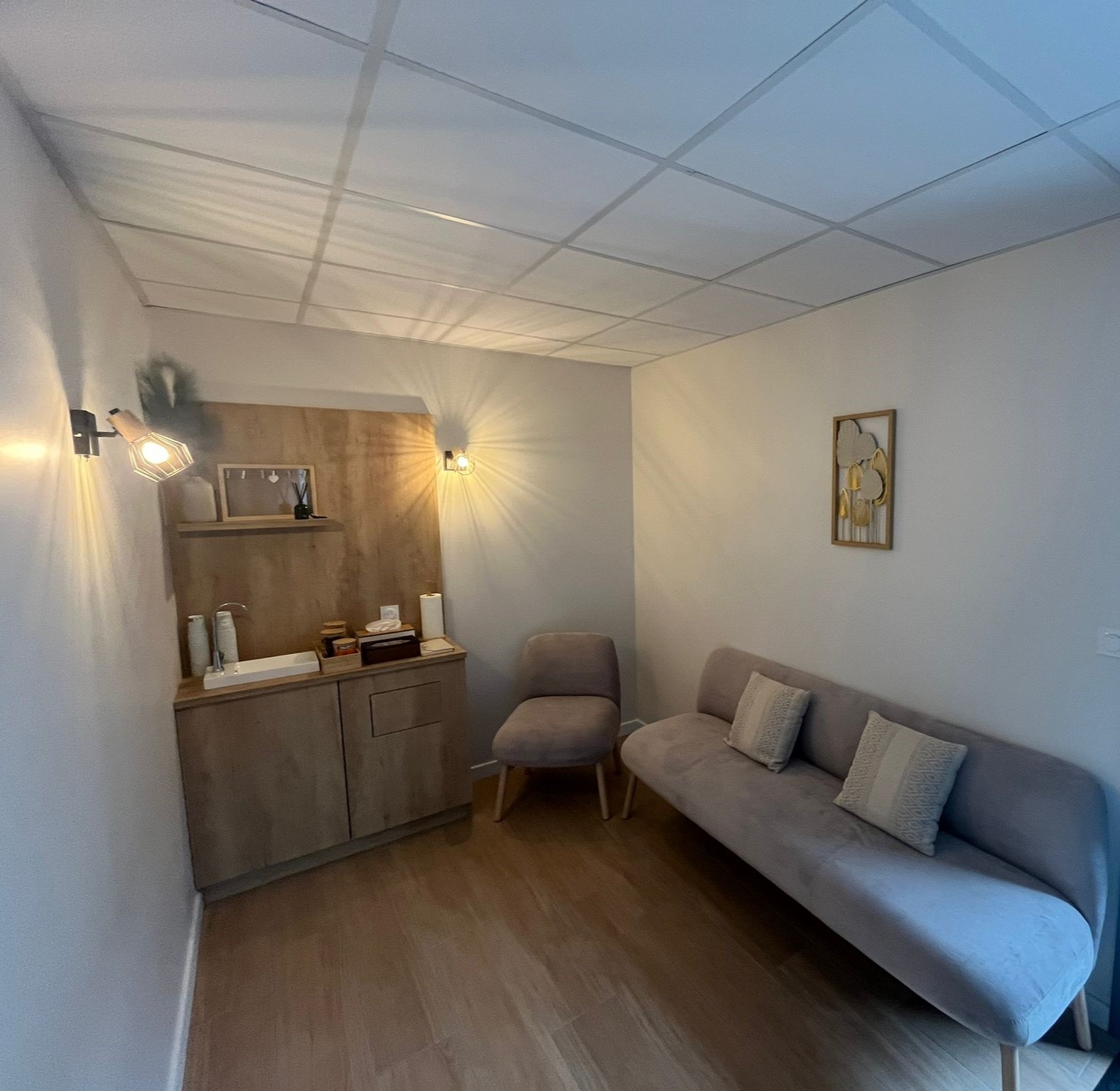Petite pièce avec canapé et lavabo.
