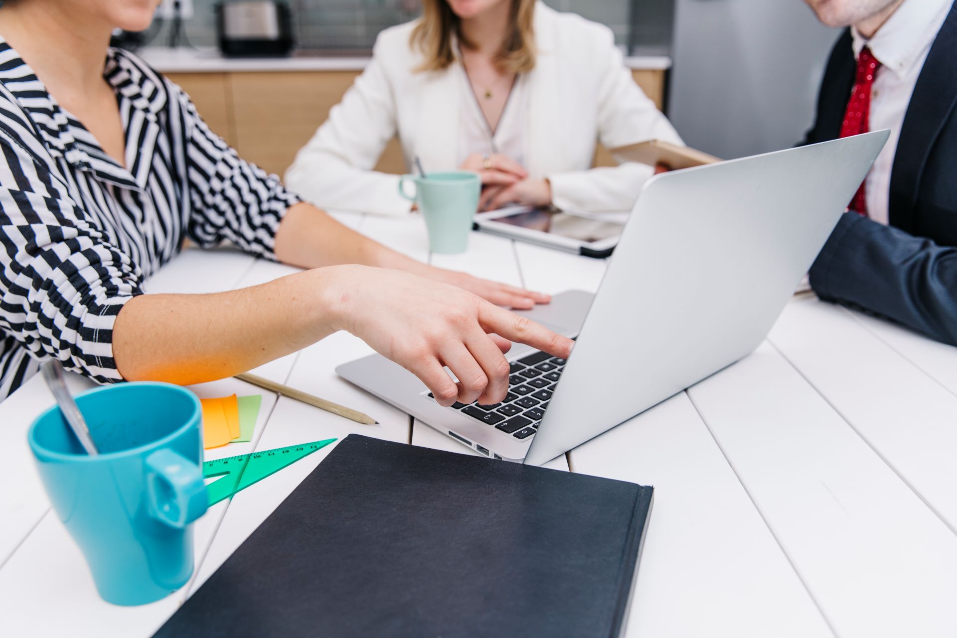 Réunion de travail avec ordinateur et café.
