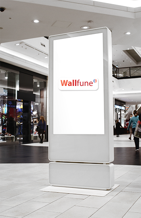 Totem numérique dans un centre commercial moderne.