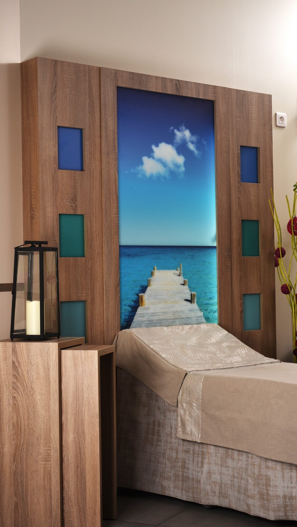 Chambre moderne avec lit et panneau décoratif.