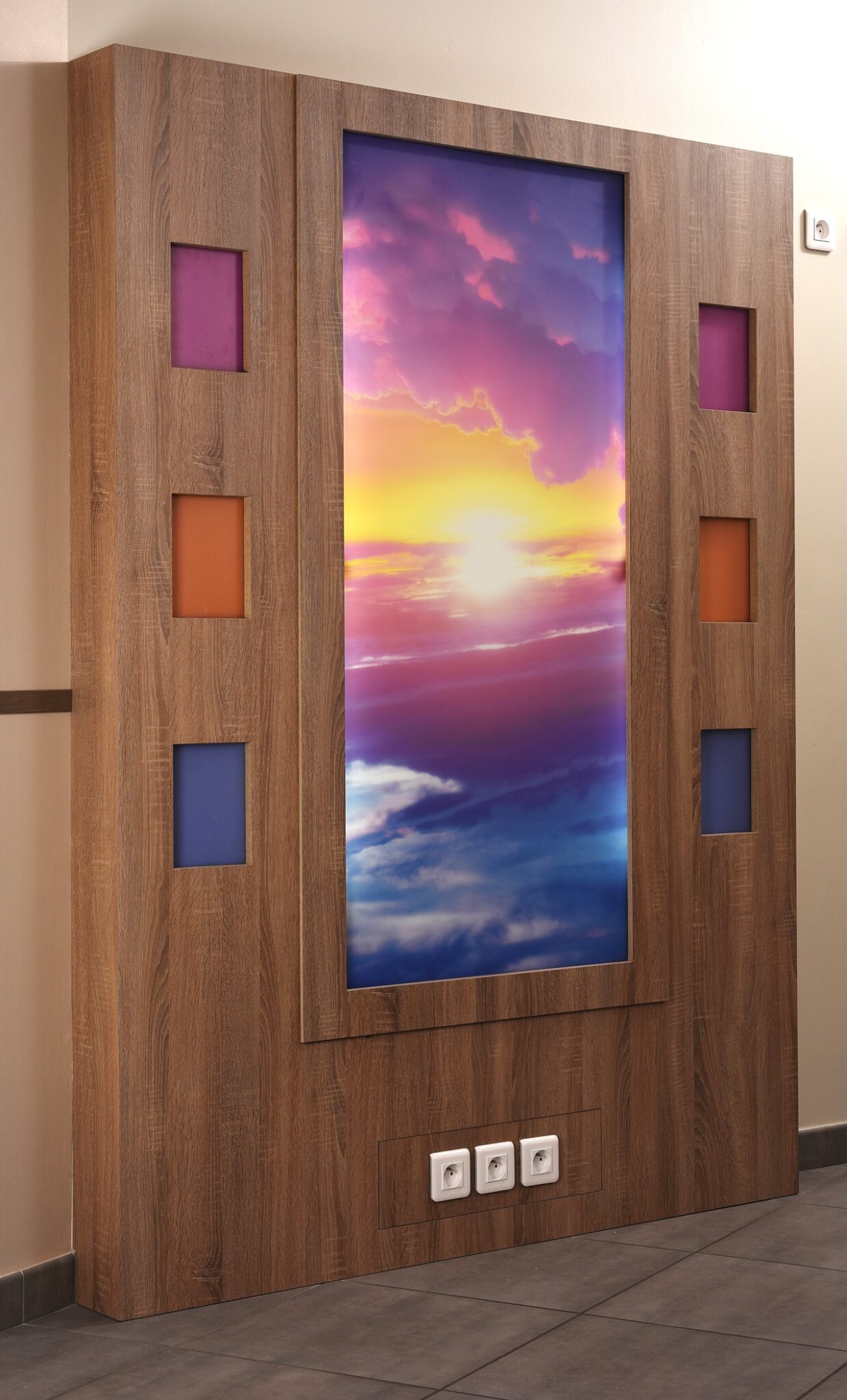 Mur avec décor de ciel en bois.