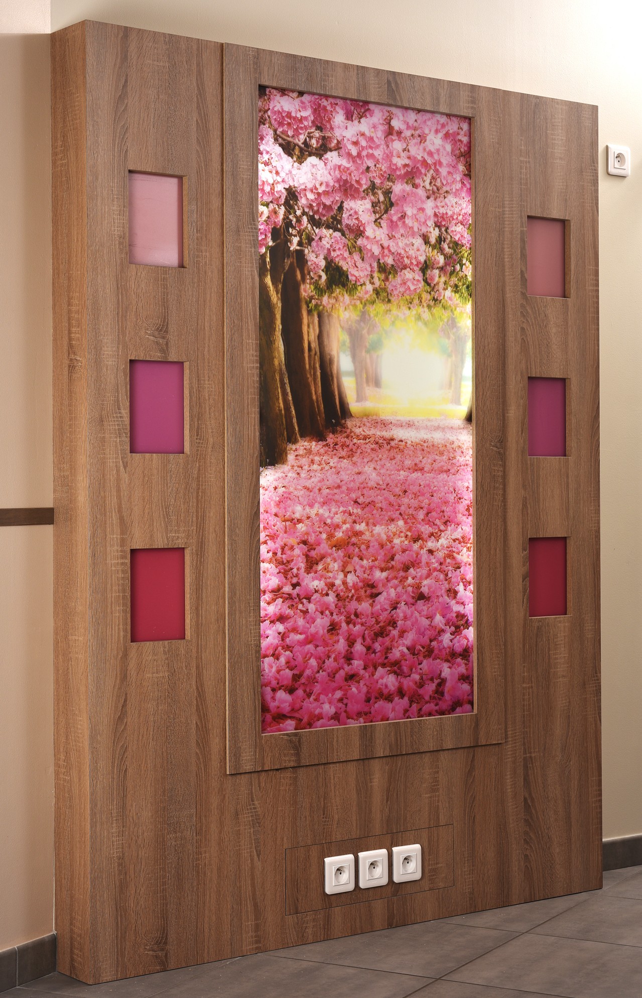 Mur avec photo de cerisiers en fleurs.