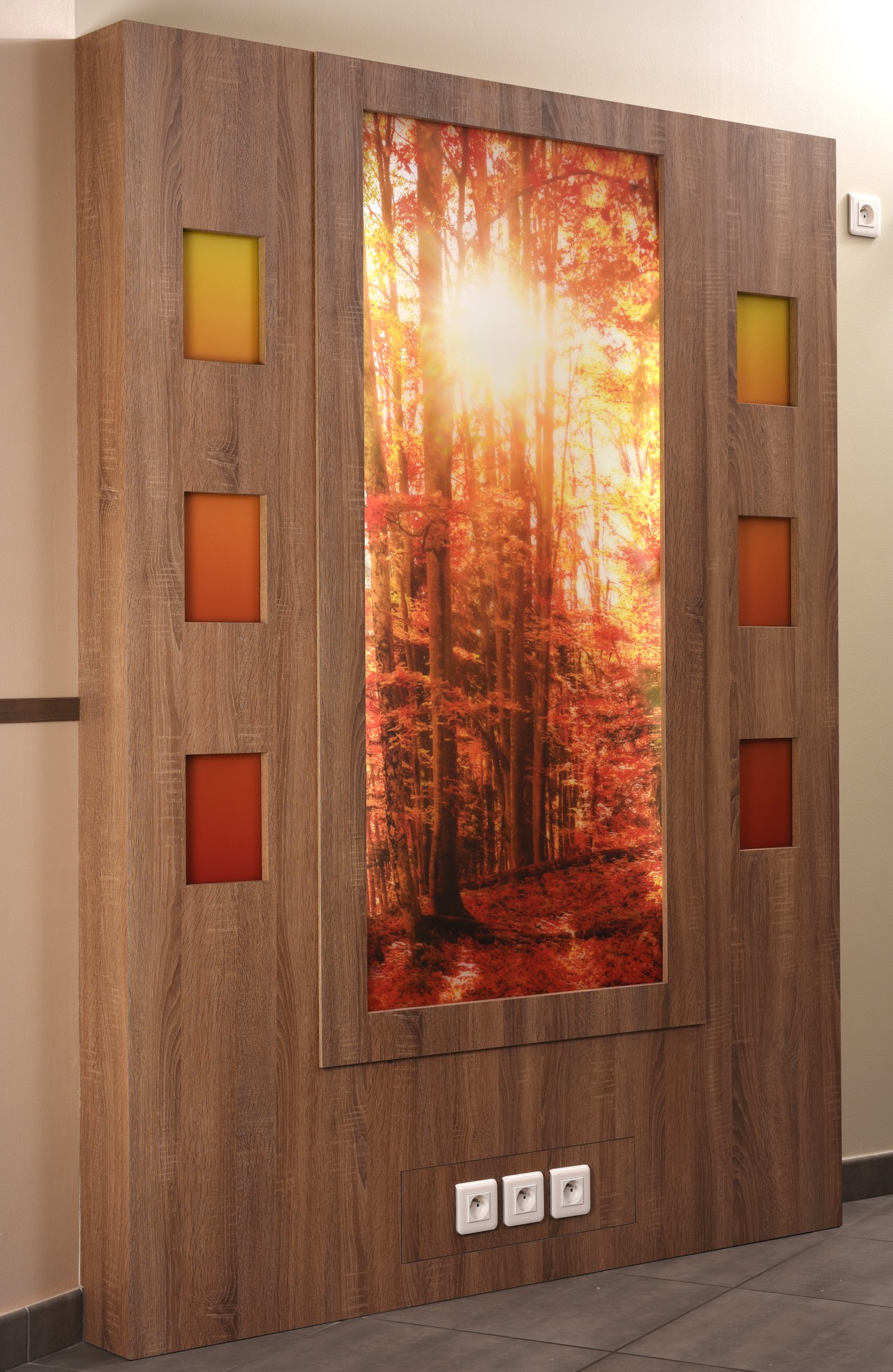 Mur en bois avec image forêt automnale lumineuse.