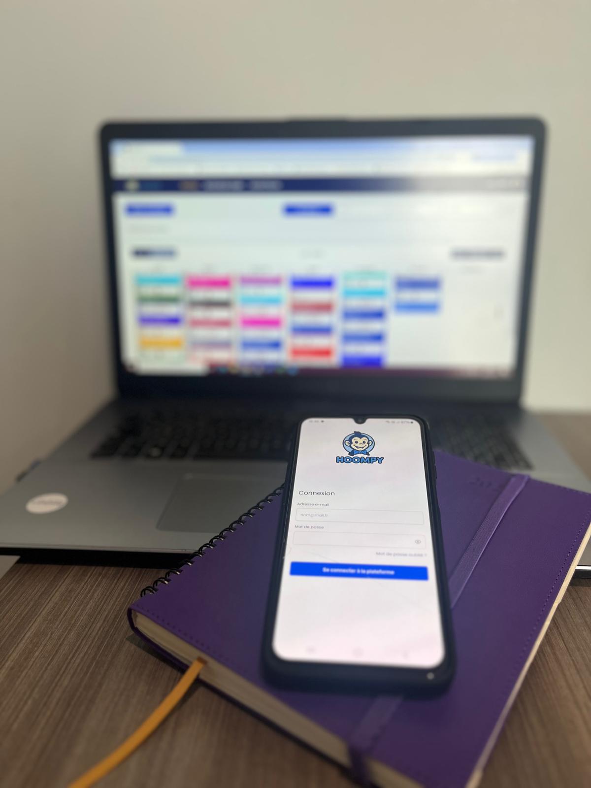 Téléphone et ordinateur portable avec site web ouvert.